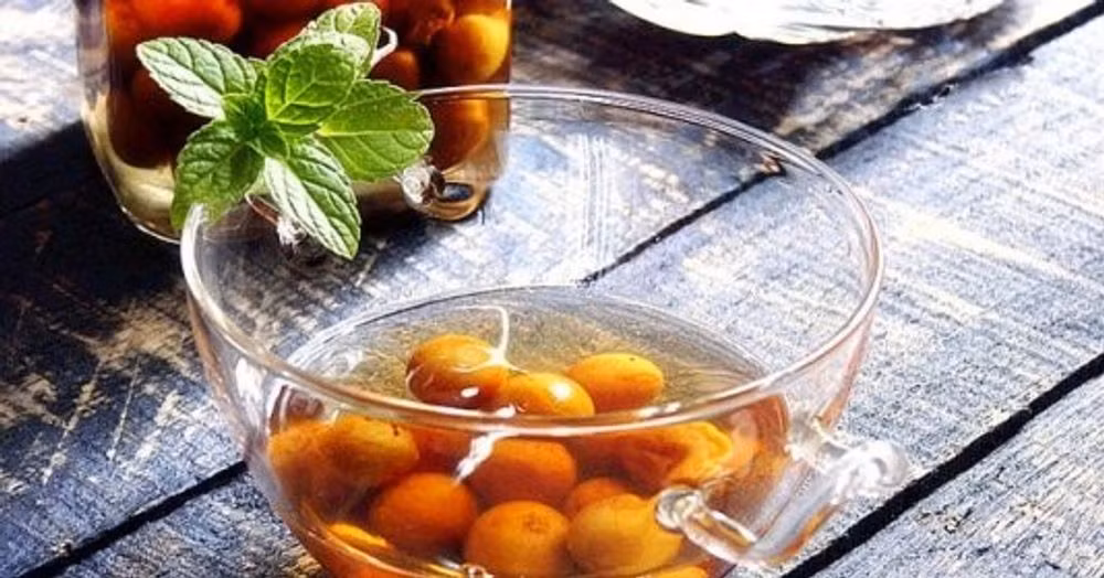 Sau đó, bạn cho một lớp đường phèn xuống phía dưới đáy lọ thủy tinh, xen kẽ một lớp quất hồng bì. Tiếp theo là quất và tiếp tục là đường phèn. Cứ làm tương tự như vậy cho đến khi hết quất và đường. Ảnh: pnpl.