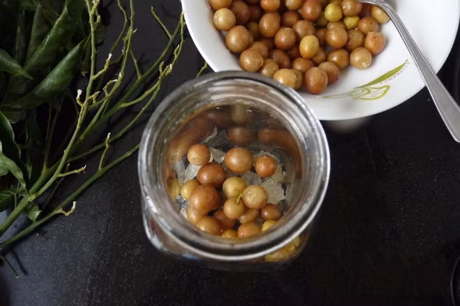 Lớp đường phèn này sẽ giữ chặt hồng bì, không để bị nổi váng sau ngâm. Cuối cùng, bạn đậy nắp thật chặt lọ. Ảnh: afamilycdn.