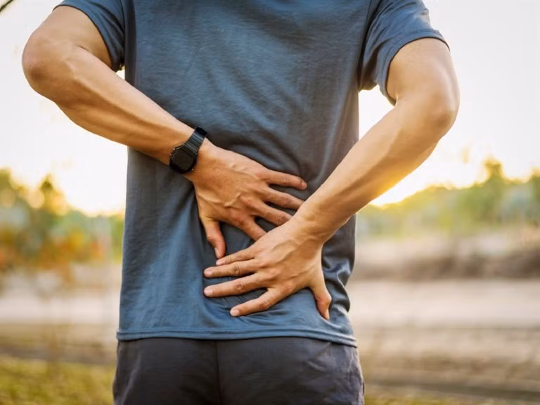 Những vấn đề như viêm xương khớp hoặc thoát vị đĩa đệm cột sống sẽ dẫn đến đau lưng. Ảnh: thanhnien.