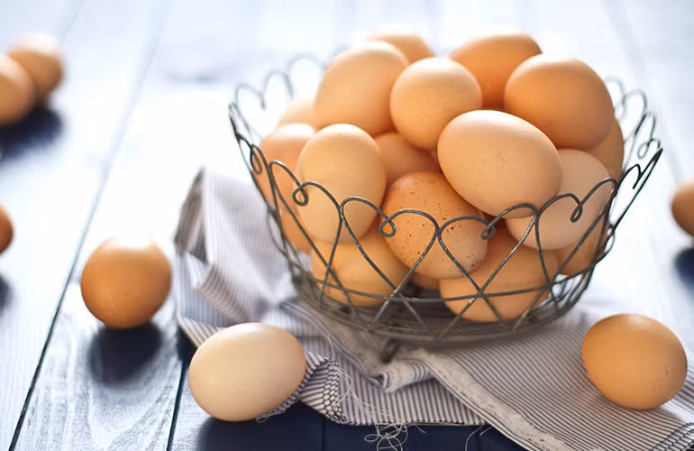 Vitamin B12 duy trì tế bào thần kinh và tế bào máu khỏe mạnh, giúp cơ thể tạo ra năng lượng. Thiếu vitamin B12 có thể gây ra mệt mỏi, rối loạn giấc ngủ và các triệu chứng khác.