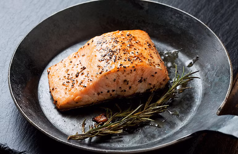 Omega-3 là chất béo lành mạnh được biết đến với nhiều lợi ích cho sức khỏe cho tim và não. Một số nghiên cứu cũng cho thấy omega-3 có tác dụng giúp ngủ tốt hơn. Ảnh: Readersdigest.