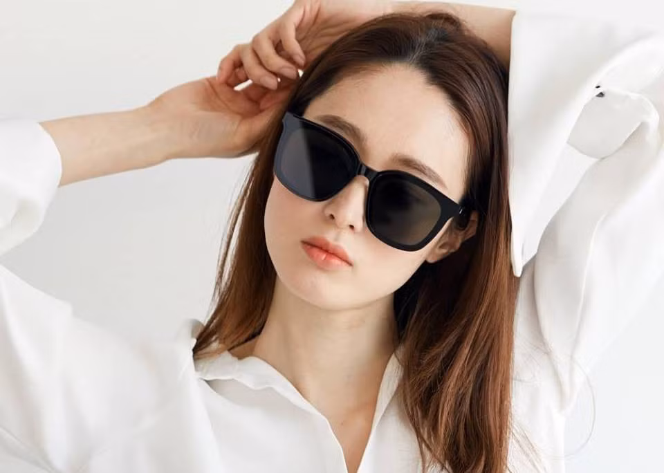 Khi ra ngoài trời nắng, bạn sẽ có xu hướng hay nheo mắt, từ đó vùng da 2 bên mắt và bên dưới mí dễ hình thành những nếp nhăn. Ảnh: tgdd.