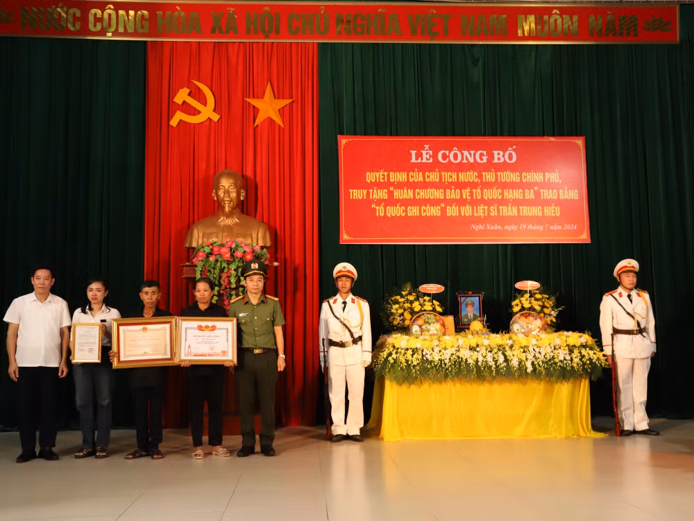 Trao Bằng Tổ quốc ghi công đối với Liệt sỹ Trần Trung Hiếu Trao Bang To quoc ghi cong doi voi Liet sy Tran Trung Hieu