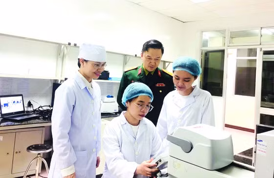 Đại tướng Lương Cường - Chủ nhiệm Ủy ban Kiểm tra Quân ủy Trung ương đánh giá Thường trực Ủy ban Kiểm tra Quân ủy Trung ương đề xuất các hình thức kỷ luật đối với tập thể và các cá nhân vi phạm thấu tình, đạt lý, đúng người, đúng lỗi vi phạm. Trong quá trình xem xét kỷ luật luôn chấp hành nghiêm chủ trương của Đảng, pháp luật Nhà nước, quy định của Quân ủy Trung ương, Bộ Quốc phòng, đặc biệt giữ nghiêm nguyên tắc, quy định. (Ảnh: Thượng tá Hồ Anh Sơn).