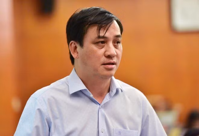 Ông Lê Hòa Bình, sinh năm 1970, quê quán tại tỉnh Quảng Ngãi, có trình độ Kỹ sư xây dựng, thạc sĩ kỹ thuật, cử nhân kinh tế, vao cấp lý luận chính trị. Tại kỳ họp thứ 23 ngày 8/3/2020 HĐND TP HCM khóa IX, ông Lê Hòa Bình được bầu giữ chức Phó Chủ tịch UBND TPHCM. 