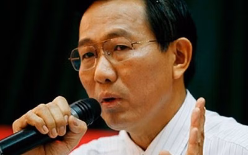 Năm 2011, ông Cao Minh Quang cũng dính lùm xùm liên quan đến bằng tiến sĩ “tự phong”. Thời điểm đó, một số cơ quan báo chí nêu việc Thứ trưởng Bộ Y tế Cao Minh Quang không có bằng tiến sĩ (Ph.D) nhưng tự nhận là tiến sĩ dược khoa. Sau đó, Cục Khảo thí và kiểm định chất lượng giáo dục (Bộ GD&amp;ĐT) khẳng định, “Licentiatexamen” của ông Quang chỉ là văn bằng trình độ trung gian, không phải tiến sĩ. 