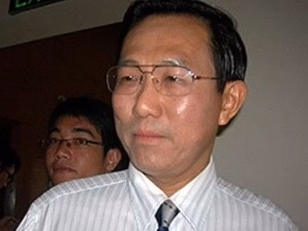 Ngoài ra, ông Cao Minh Quang còn khai nhận học vị tiến sĩ không đúng thực chất văn bằng được cấp theo chương trình đào tạo tại Thụy Điển, cũng như công văn số 965/SHĐ, ngày 12/02/2001 xác định học vị tương đương tiến sĩ của Bộ GD&amp;ĐT. Với những vi phạm, khuyết điểm nêu trên, Ủy ban Kiểm tra Trung ương khóa XI quyết định thi hành kỷ luật ông Cao Minh Quang bằng hình thức cảnh cáo. 