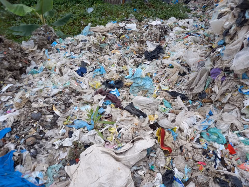 Nhiều người dân sinh sống gần khu vực tập kết rác thải nhựa này mong muốn sớm di chuyển lượng rác thải này để bảo đảm môi trường sống.