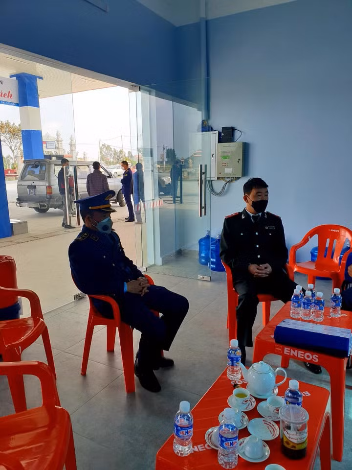 Được biết, công trình cây xăng Bình Xuyên được phê duyệt quy hoạch tại quyết định số 1867/QĐ-UBND ngày 2/7/2021 với diện tích 6.408m2. Hiện các cơ quan chức năng vẫn đang làm rõ nguyên nhân cây xăng Bình Xuyên bán nước lã cho khách hàng để xử lý theo quy định của pháp luật.