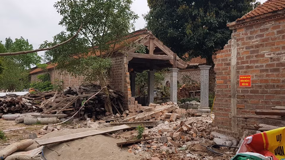 Ông Đinh Văn Châu cho biết, sau khi xảy ra vụ việc, UBND xã đã đình chỉ việc thi công tu bổ công trình trên. 