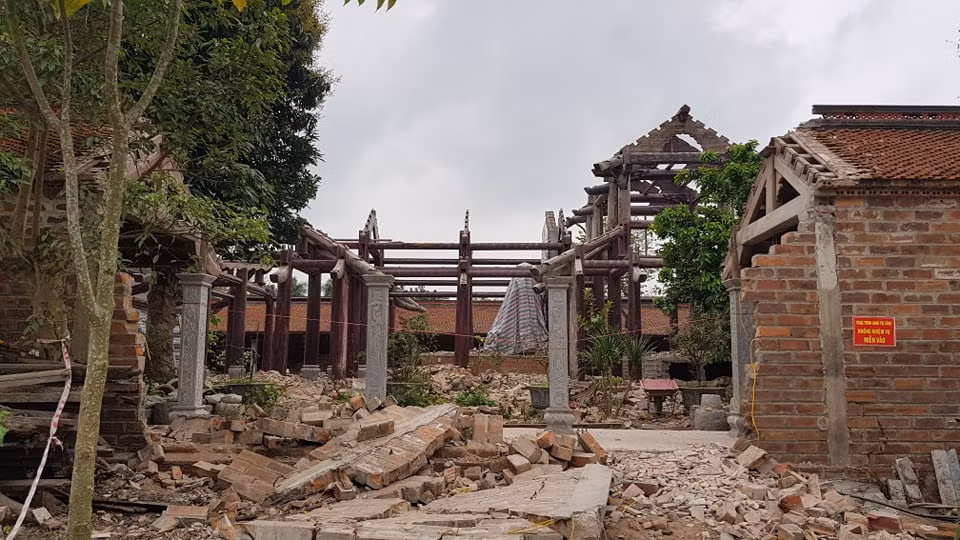 Thời điểm xảy ra vụ tai nạn, chùa Tranh đang tu bổ lại một số hạng mục công trình. Theo Chủ tịch UBND xã Đồng Tâm, đầu tiên chùa chỉ định tu sửa lại nhưng do phần gỗ bị mọt quá nhiều nên phần tu bổ nhiều hơn. 