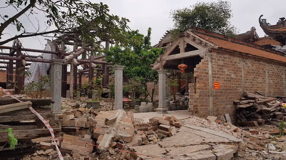 Hiện trường bức tường bị sập.