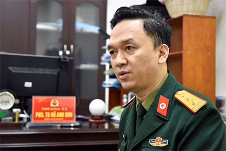 Cùng ông Sơn, Đại tá Nguyễn Văn Hiệu - Trưởng Phòng Trang bị, vật tư - Học viện Quân y cũng bị khởi tố về tội "Vi phạm quy định về đấu thầu, gây hậu quả nghiêm trọng" trong vụ án tiêu cực về bộ kit test COVID-19 của Công ty Cổ phần Công nghệ Việt Á.