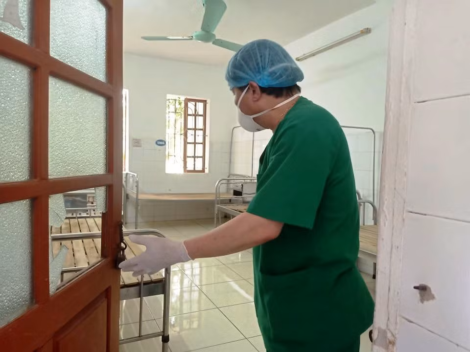 Thời điểm phát hiện vụ việc, cửa phòng bị khóa trái, nhân viên y tế phải đập vỡ kính để mở then.