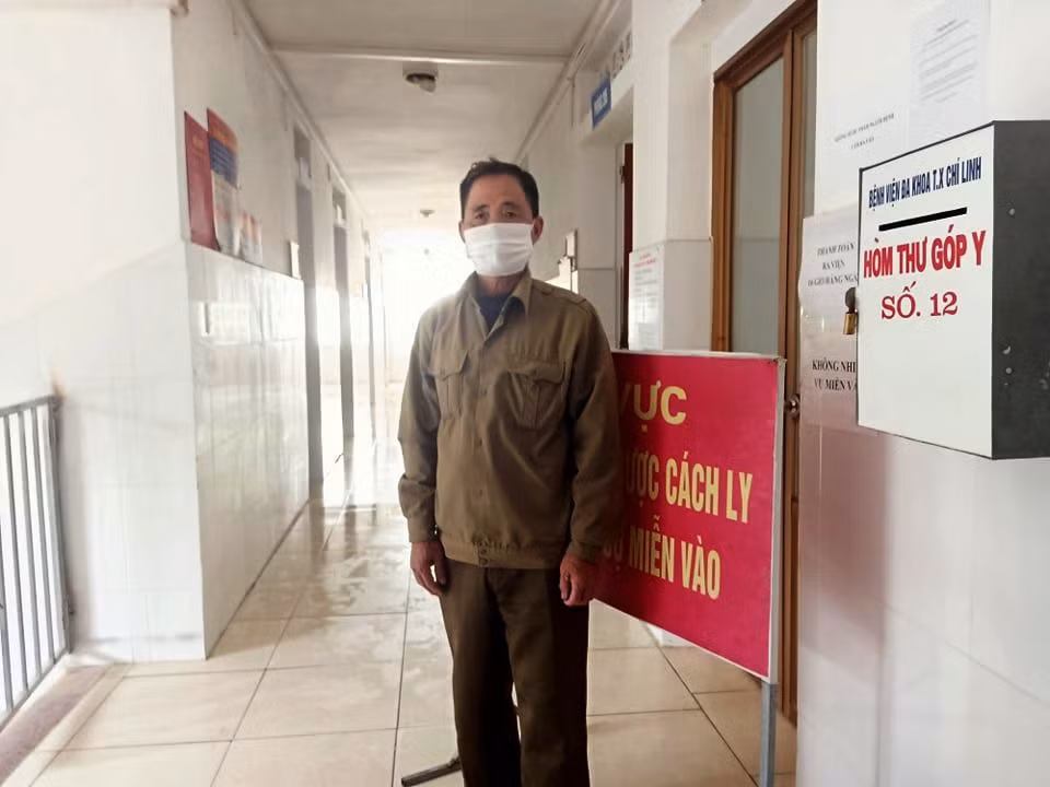 Ông Nguyễn Văn Kết (xã Lê Lợi, TP Chí Linh) – bệnh nhân đang điều trị gần phòng chị N. cho biết, tối cùng ngày, khi xảy ra sự việc, ông thấy tiếng khóc và có bệnh nhân nữ bế con chạy sau khi phát hiện sự việc, sau đó lực lượng công an đến điều tra làm rõ.