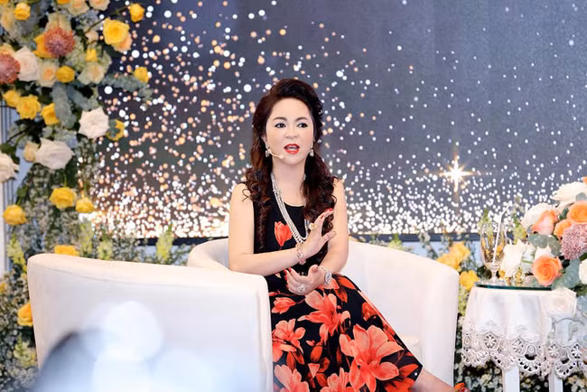 Hoạt động của bà Hằng trên mạng xã hội thời gian qua vấp phải nhiều ý kiến trái chiều. Với những doanh nhân, những người có học thức, có hiểu biết xã hội, những người có tầm ảnh hưởng đối với xã hội, họ thường rất kín tiếng và chuẩn mực trước cộng đồng, ít khi có những phát ngôn gây sốc như vậy. Hiện tượng phát trực tiếp trên mạng xã hội của một doanh nhân như bà Hằng trong thời gian qua để bày tỏ quan điểm thái độ ý kiến, thậm chí chửi bới một số người như chỗ không người là một hiện tượng lạ, chưa từng có ở Việt Nam. 