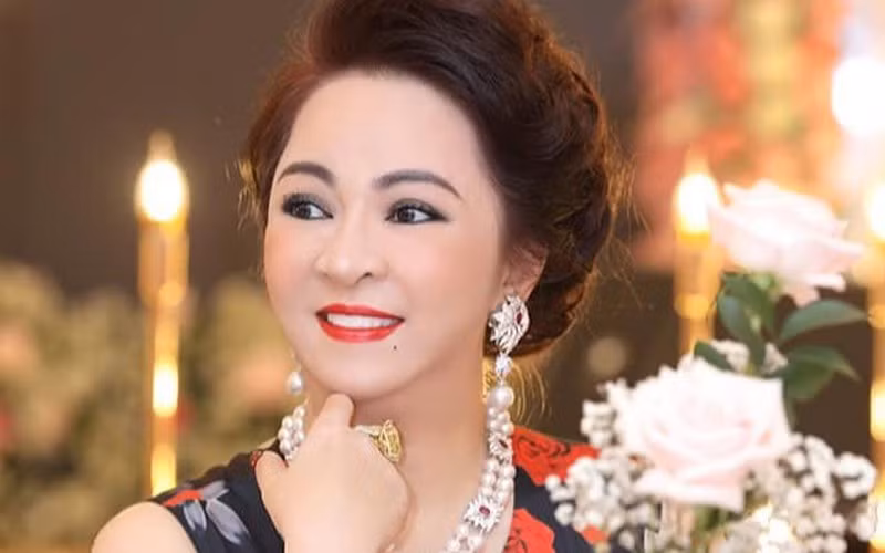 Thời gian qua, tại các buổi phát trực tiếp, nữ doanh nhân này đã đưa ra rất nhiều thông tin bất ngờ tố cáo rất nhiều người về hành vi ăn chặn từ thiện, về lối sống thiếu chuẩn mực, về các hành vi vi phạm pháp luật khác. Điều đáng chú ý là nhiều nội dung đã được cơ quan điều tra kết luận là không đủ căn cứ. Nhiều người cũng đã có đơn thư tố cáo nữ doanh nhân này về hành vi vu khống, xúc phạm danh dự nhân phẩm của họ. 