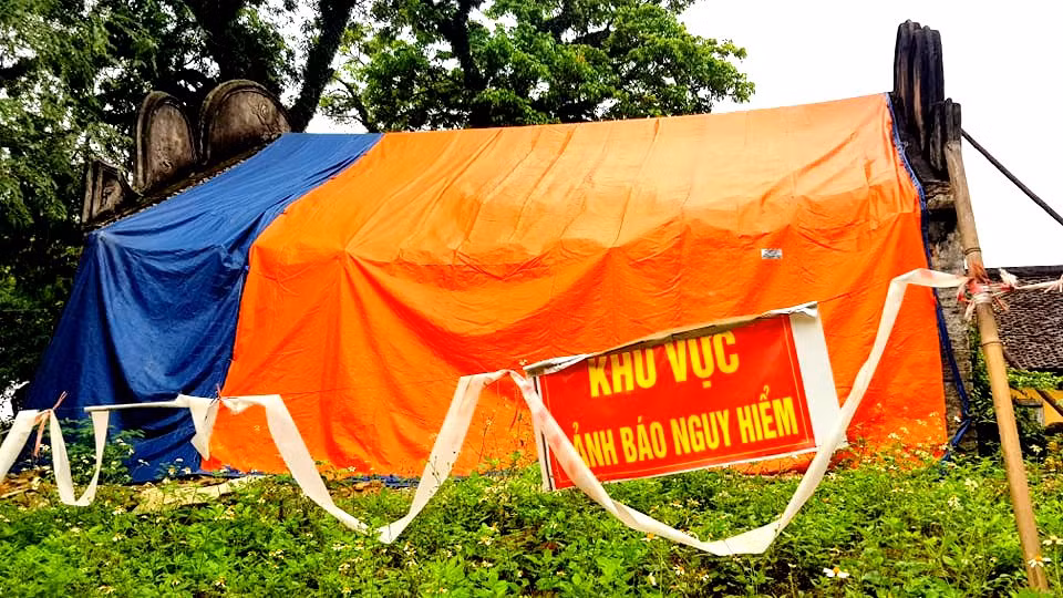 Chính quyền địa phương đã dùng bạt che phủ khu vực bức tường đã bị đổ sập.