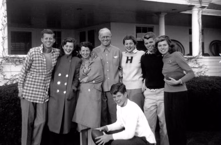 Tấm hình chụp các thành viên trong gia đình cố Tổng thống John Kennedy năm 1948. Ảnh ATI