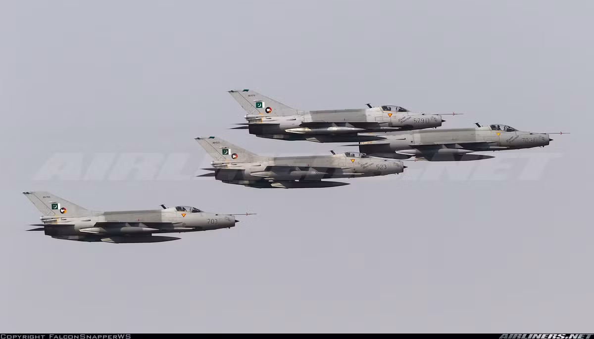 Không quân Pakistan hiện là một trong những lực lượng sở hữu số lượng tiêm kích F-7 lớn nhất, lên tới 148 chiếc. Loại máy bay này vốn được Trung Quốc sản xuất trên cơ sở dòng tiêm kích MiG-21F-13 của Liên Xô, nhưng đã có nhiều cải tiến tích hợp công nghệ hiện đại. Phiên bản nội địa được định danh là J-7, mẫu xuất khẩu gọi là F-7. Nguồn ảnh: Airlines.net