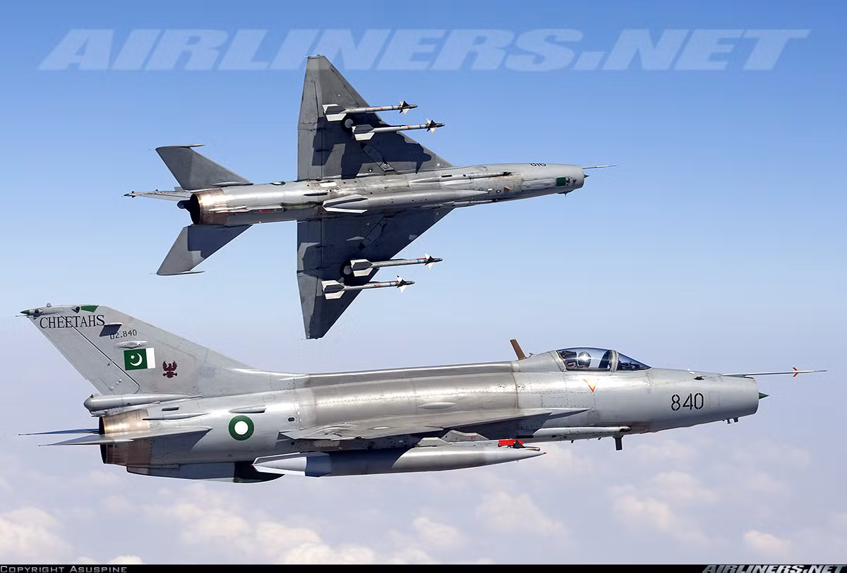 Mặc dù có nâng cấp hệ thống điện tử so với MiG-21, tuy nhiên F-7PG không thể tăng được tải trọng vũ khí nguyên bản - chỉ có 2 tấn. Bù lại, nó có thể mang phóng nhiều loại tên lửa không đối không của Trung Quốc, của Nga, của Mỹ, của Pháp. Trong ảnh, F-7PG của Pakistan mang tên lửa không đối không AIM-9. Nguồn ảnh: Airlines.net