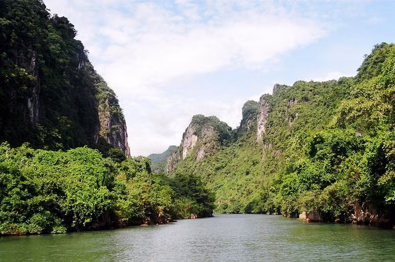 Vườn quốc gia Phong Nha - Kẻ Bàng nằm ở Quảng Bình, một tỉnh miền Trung Việt Nam. Bên cạnh những giá trị lịch sử, địa chất, địa hình, địa mạo, Phong Nha - Kẻ Bàng còn nổi tiếng với phong cảnh huyền bí và hùng vĩ. Vườn quốc gia Phong Nha - Kẻ Bàng ẩn chứa bao điều bí ẩn của thiên nhiên, các hang động như những lâu đài tráng lệ bên trong núi đá vôi từ hàng triệu năm trước đây khiến du khách và các nhà thám hiểm không khỏi kinh ngạc.