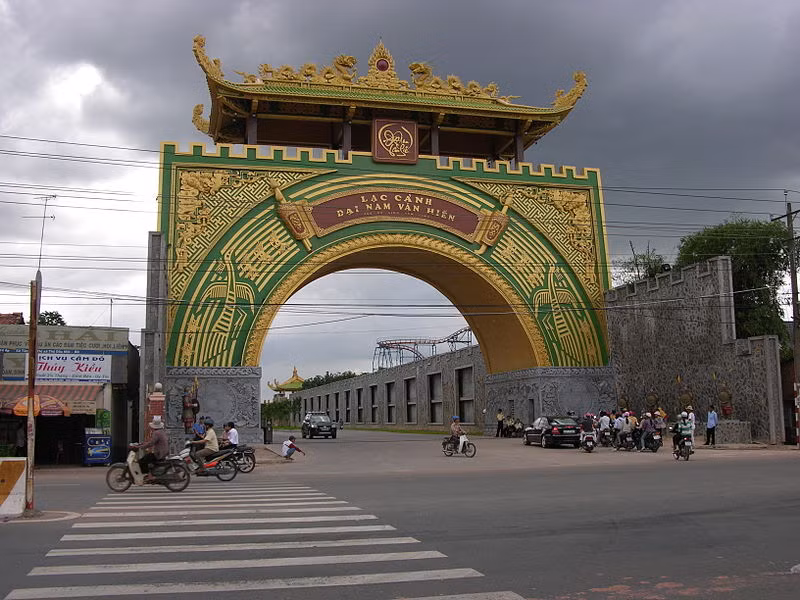Lạc Cảnh Đại Nam Văn Hiến là một khu du lịch phức hợp tọa lạc tại thành phố Thủ Dầu Một, tỉnh Bình Dương. Vườn thú Đại Nam của khu du lịch này là vườn thú tư nhân đầu tiên ở Việt Nam.