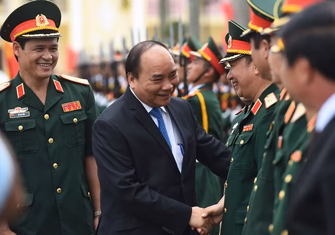 Thủ tướng thăm hỏi cán bộ, chiến sĩ Quân khu 3. Ảnh: VGP.