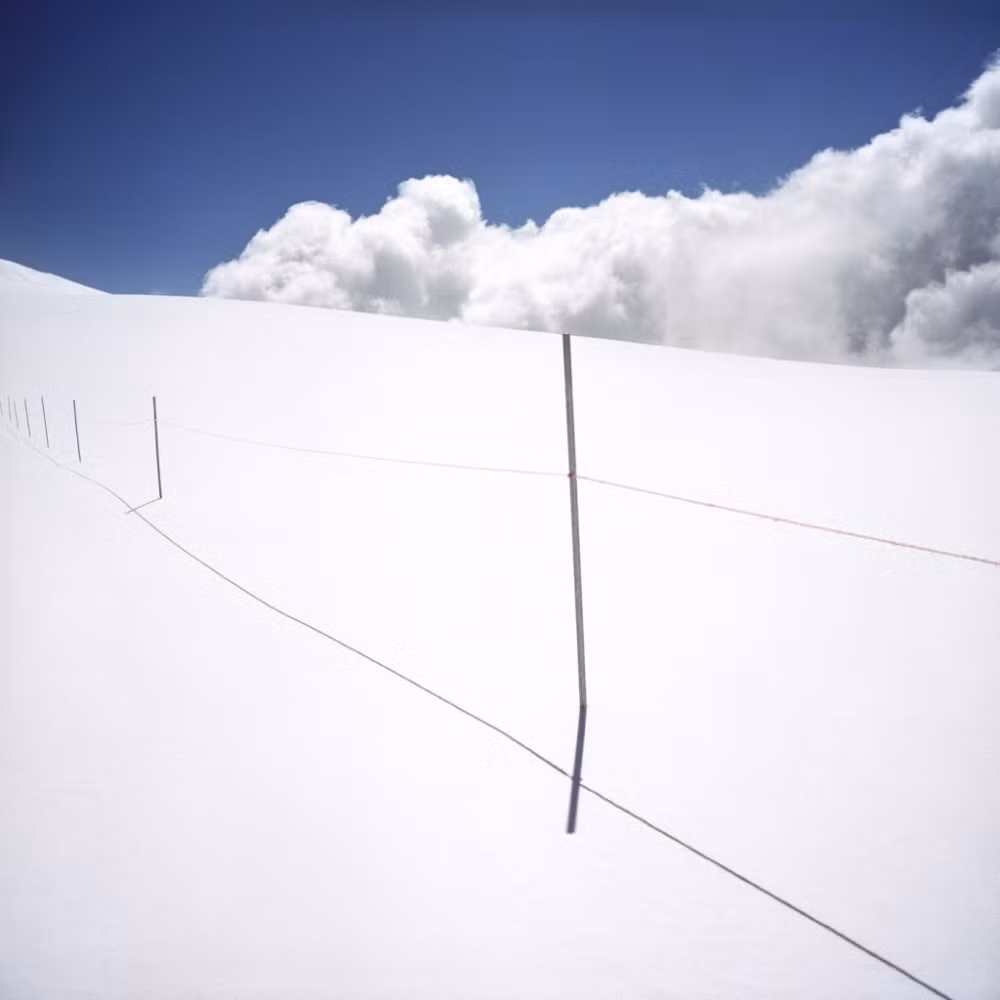 Biên giới giữa Thụy Sĩ và Italy nằm trên dãy Alps, là hàng cột buộc dây mong manh.