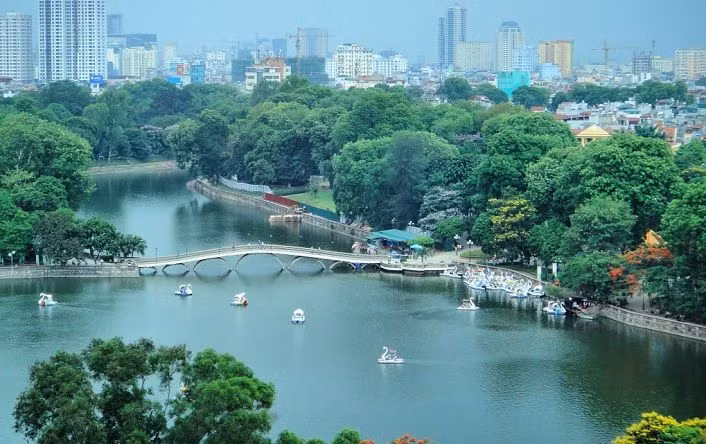 Người dân thủ đô Hà Nội và các khu vực lân cận có thể đến Công viên Thủ Lệ nơi có vườn thú Thủ Lệ, một trong những vườn thú lớn lâu đời của Việt Nam. Vườn thú này được xây dựng trên một diện tích khá lớn giữa trung tâm Hà Nội với cảnh quan hài hòa của hồ nước và các thảm cây xanh.