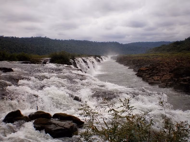 Thác Mocona còn được gọi là thác Yucumã, nằm trên sông Uruguay ở tỉnh Misiones, Argentina. Kể từ khi con sông Uruguay đóng vai trò là một biên giới tự nhiên giữa Argentina và Brazil, tính năng địa chất độc đáo này được chia sẻ bởi cả hai nước. (Nguồn Amusing Planet)