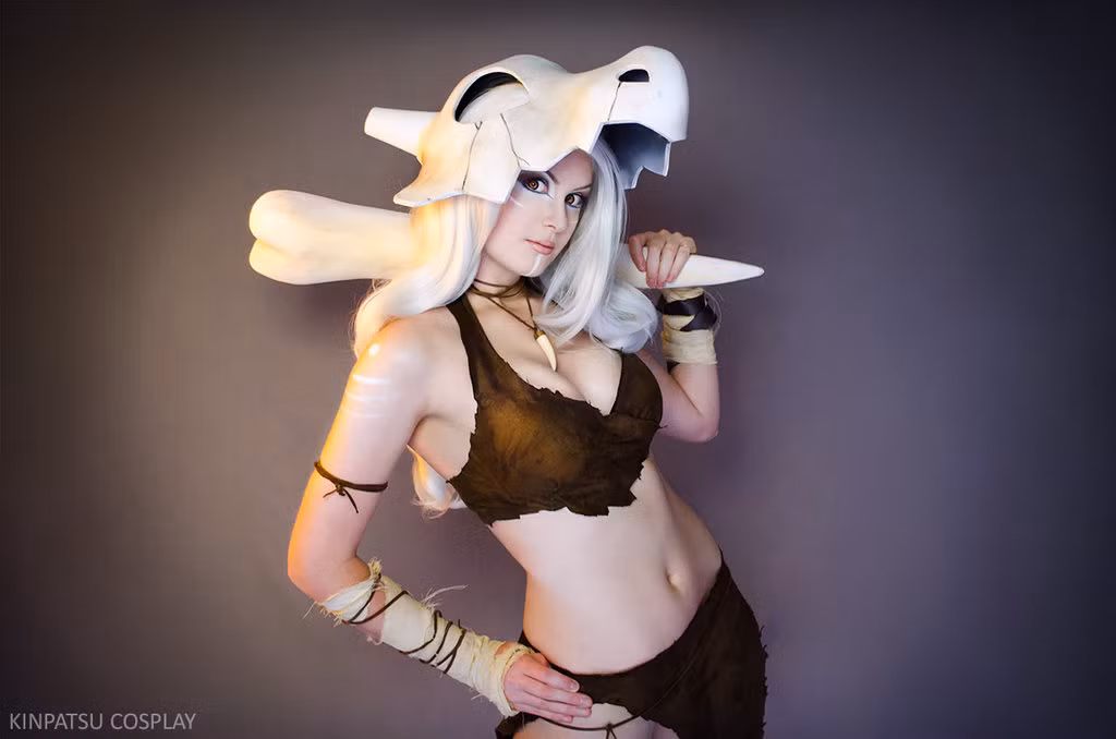 Cubone, Pokemon có tiếng khóc thê lương và cực kỳ ai oán khi nhớ đến mẹ của mình. Pokemon này còn đeo hộp sọ của người mẹ quá cố của nó như một chiếc mũ bảo hiểm, hiếm người biết được bộ mặt thật của nó.