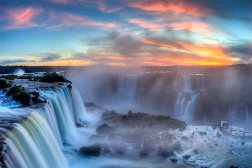 Thác Iguazu nổi tiếng nằm giữa biên giới Argentina và Brazil.