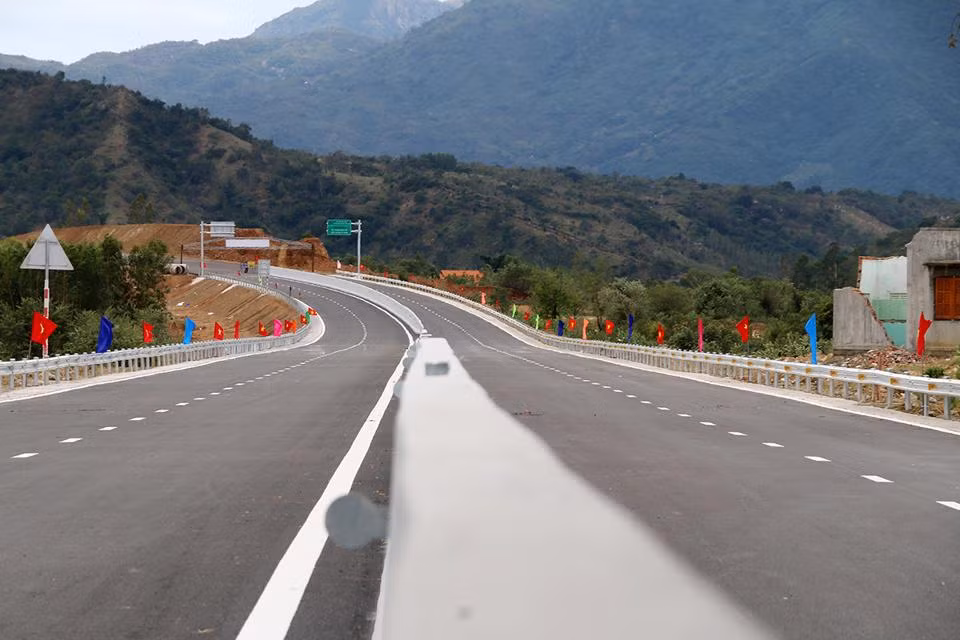 Sau hơn một năm rưỡi thi công, tuyến cao tốc dần hoàn thiện. (Ảnh: Kinh tế &amp; Đô thị).