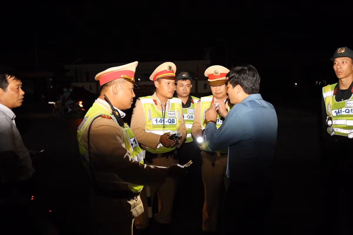 Phó phòng GD Quảng Bình say rượu lái ô tô: Xem xét kỷ luật - Hình 2 Pho phong GD Quang Binh say ruou lai o to: Xem xet ky luat-Hinh-2