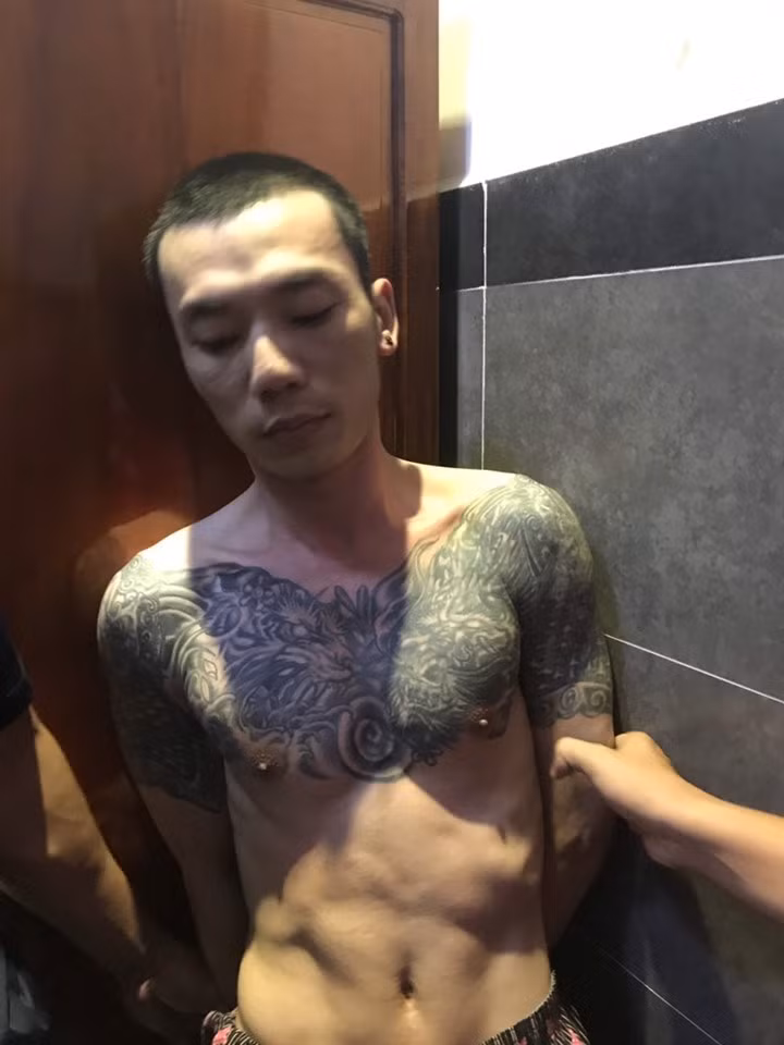 Tội phạm cực kỳ nguy kiểm Huy “nấm độc” đã bị bắt khi đang ở khách sạn Toi pham cuc ky nguy kiem Huy “nam doc” da bi bat khi dang o khach san