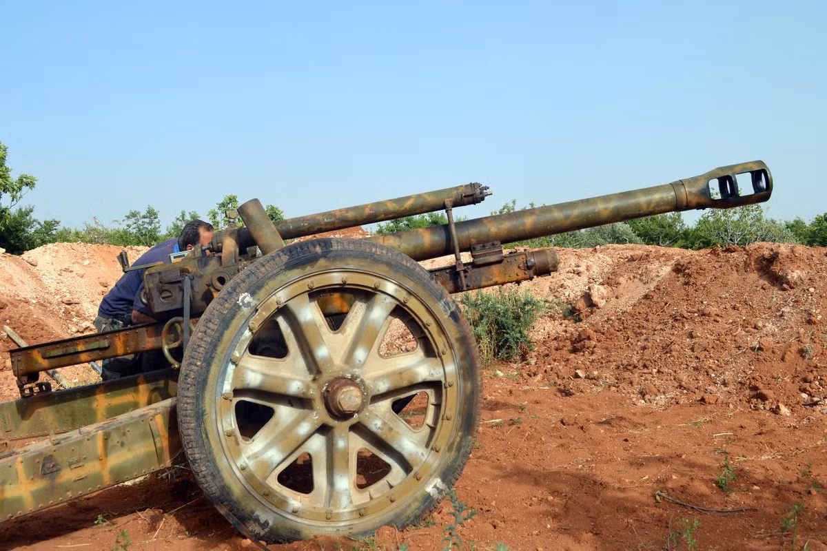 Các lực lượng phiến quân ở Syria cũng được ghi nhận là đang sử dụng lựu pháo leFH 18M do phát xít Đức phát triển và sử dụng trong Chiến tranh Thế giới thứ 2. Ảnh: Lựu pháo leFH 18M tại một trận địa dã chiến của phiến quân ở Syria.