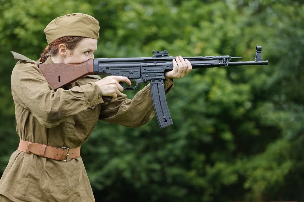 Khoảng 400.000 khẩu StG 44 đã được sản xuất trong mấy năm CTTG 2, sau chiến tranh bị Liên Xô, Tiệp Khắc, Ba Lan thu giữ và nghiên cứu. Bằng cách nào đó, hàng nghìn khẩu đã được chuyển tới Trung Đông và vùng sừng Châu Phi.