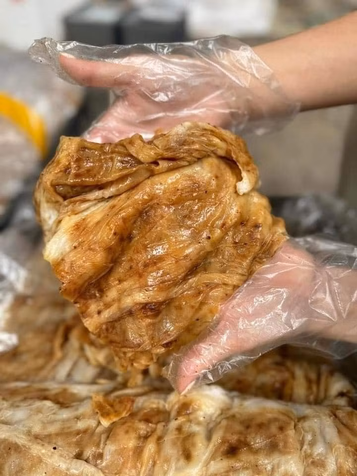  Bánh cuốn Mão Điền là một trong những món quà quê giản dị nhưng độc đáo của người Kinh Bắc. Nếu như bánh cuốn của người Hà Nội được cuốn cùng thịt băm, mộc nhĩ thì bánh cuốn Mão Điền lại được quết một lớp hành phi lên trên. Do vậy, bánh sẽ có màu vàng đặc trưng rất hấp dẫn và đẹp mắt. Khi thưởng thức, bánh cuốn được ăn kèm với giò, chả và chấm với nước mắm. Trung bình một cân bánh cuốn giá khoảng 12.000 đồng. Ảnh Internet