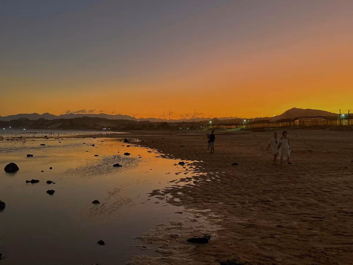 Cách di chuyển đến địa điểm: Từ Phan Rang – Tháp Chàm, du khách đi theo Quốc lộ 1A về hướng Nam khoảng 30km, rồi rẽ vào đường ven biển để đến Bãi Thông. Có thể đi xe máy hoặc ô tô đến gần khu vực tàu mắc cạn. Ảnh Bích Ngọc Bích