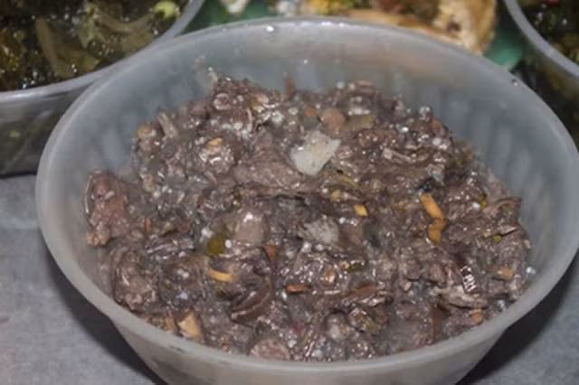 Món thịt thối còn được gọi là Kính Coong - đặc sản chỉ có ở người Khơ Mú (Sơn La). Hiểu theo tiếng Khơ Mú, "Coong" có nghĩa là tổng hợp của hầu hết các loại rau củ quả, ớt, hành tỏi, cà rừng, mắc khén... nấu với thịt thối. "Kính" có nghĩa là một loại canh thập cẩm. Nôm na, Kính Coong có nghĩa là canh thịt thối. Ảnh Internet