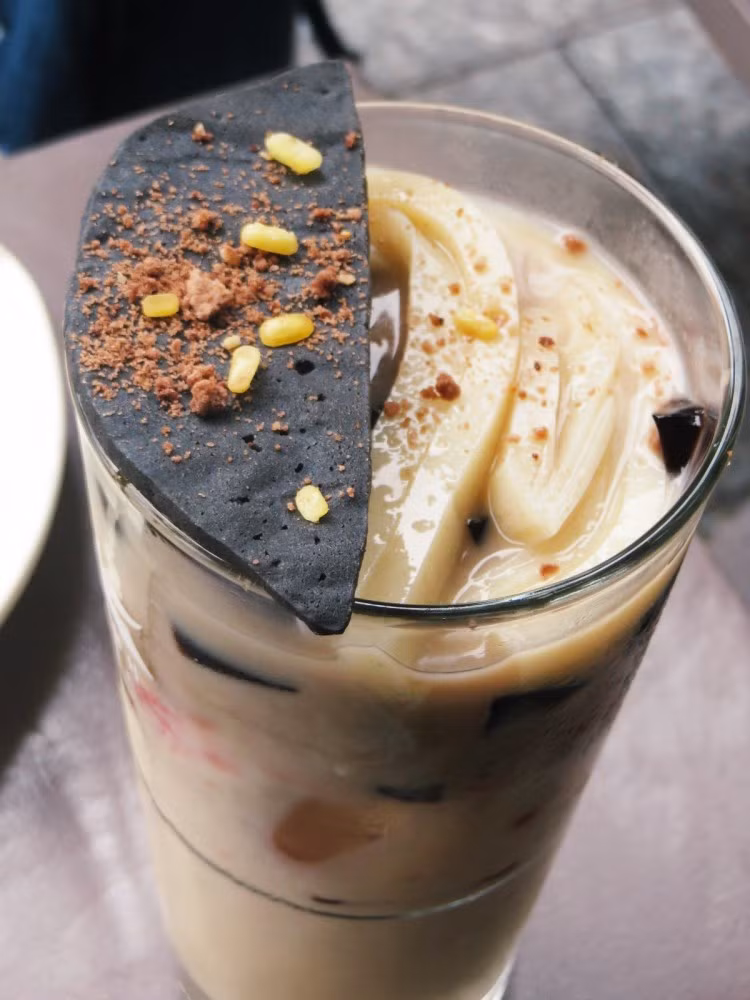 Trà sữa và phở vốn là hai món ăn hoàn toàn khác biệt, nhưng một quán nhỏ tại Bắc Ninh đã sáng tạo ra sự kết hợp độc đáo này bằng cách đưa gan cháy – một nguyên liệu thường thấy trong món phở – vào trà sữa. Không ít thực khách tò mò đã tìm đến để trải nghiệm hương vị mới lạ này. Ảnh Internet