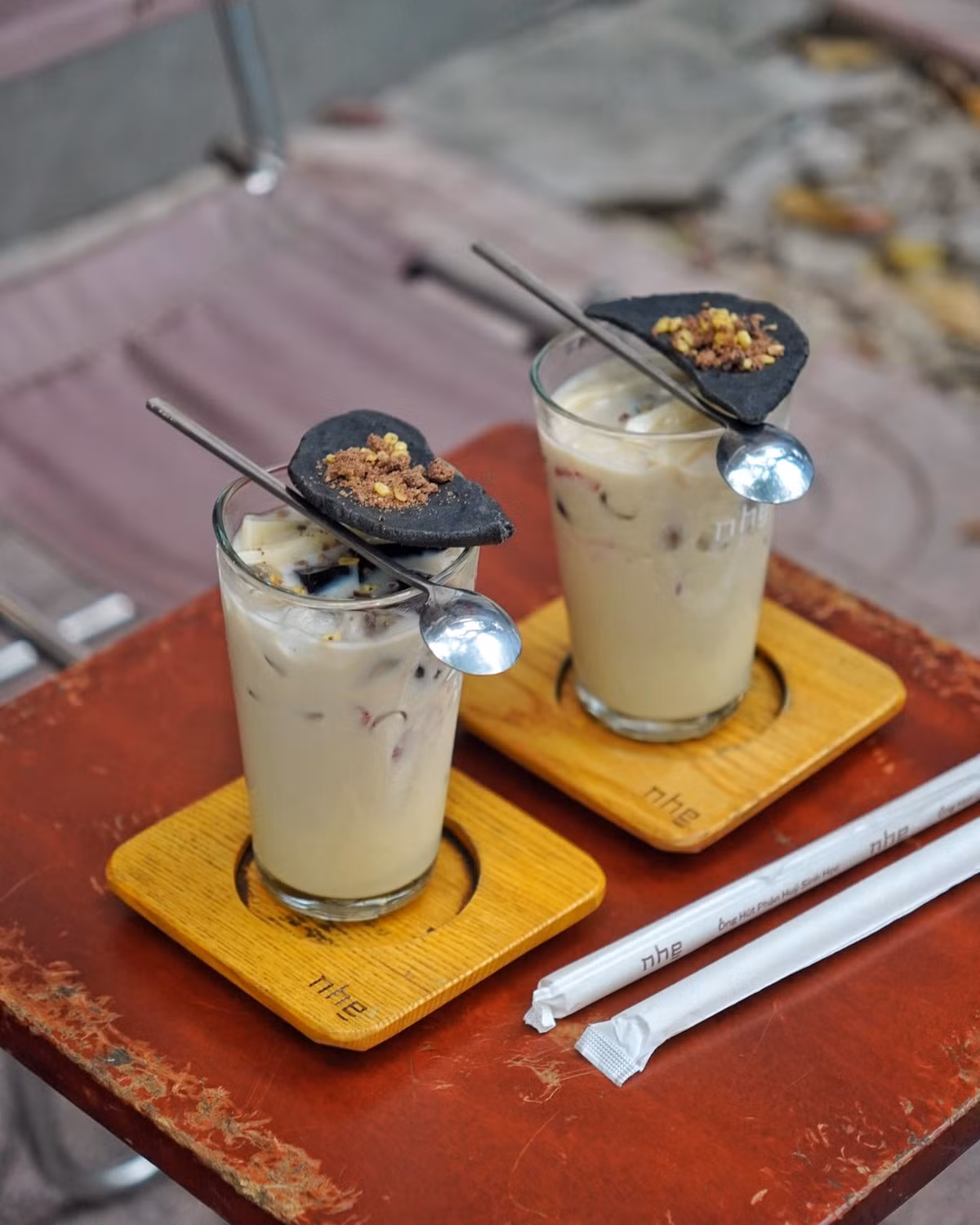 Một số thực khách sau khi nếm thử nhận xét, món đồ uống có hương vị không quá sốc như tưởng tượng, trà sữa vẫn ngọt dịu, dễ uống, trong khi thạch phở và bánh quy gan cháy mang đến kết cấu lạ miệng nhưng khá thú vị. Ảnh
