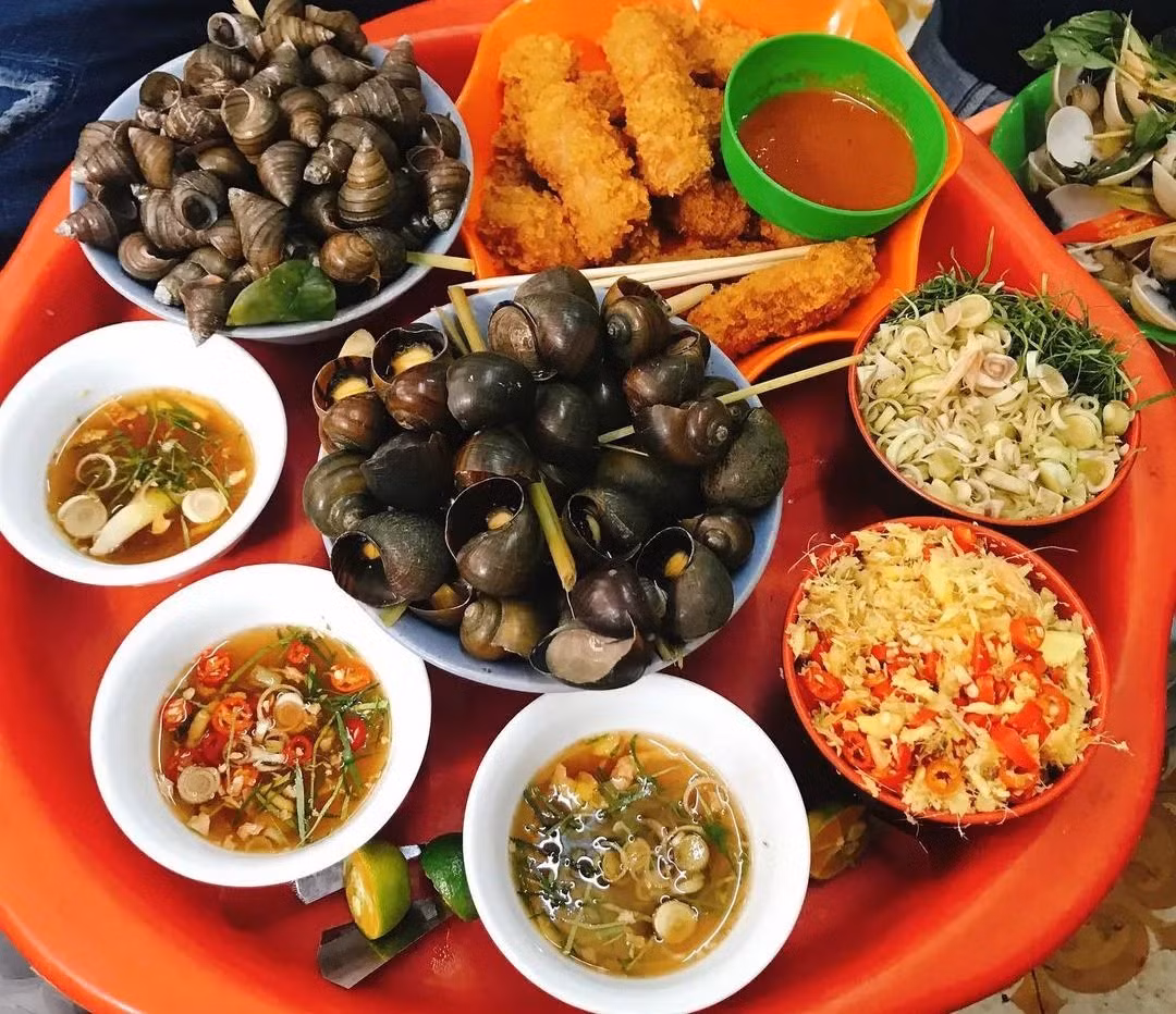 Còn gì thú vị hơn giữa tiết trời se lạnh được xuýt xoa bên bát ốc luộc, ngao hấp nóng hổi. Ảnh Internet