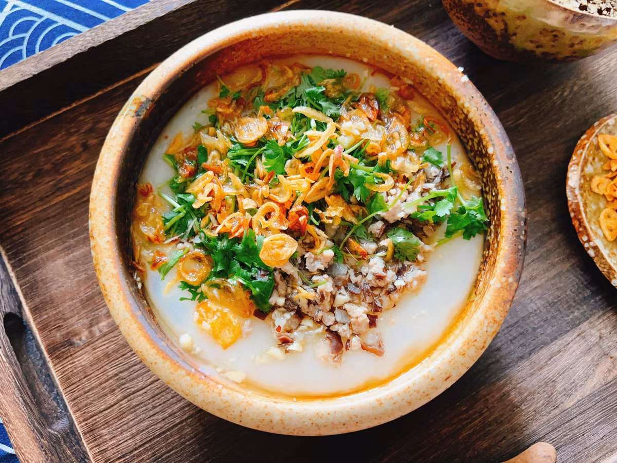 Trong thời tiết se lạnh, thưởng thức một bát bánh đúc nóng "full topping" bốc khói nghi ngút còn gì thích thú bằng. Lớp bánh đúc trắng tinh ẩn dưới những miếng thịt xào mộc nhĩ, hành khô, rau thơm xanh mướt, rồi sóng sánh dưới nước dùng thơm nức khiến cho bao người không cưỡng nổi cơn thèm. Ảnh Internet