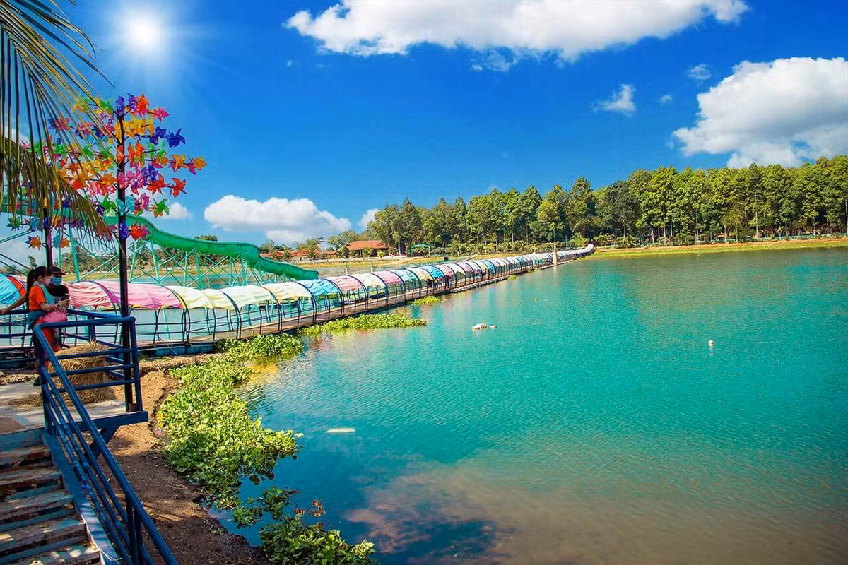 Năm 2000, UBND tỉnh Đồng Nai giao khu du lịch Đảo Ó - Đồng Trường cho Công ty Du lịch Đồng Nai quản lý và phát triển du lịch sinh thái, nhưng kinh doanh không hiệu quả. Ảnh Internet