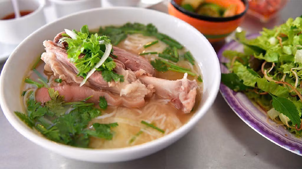  Bún chìa hay còn gọi là bún giò chìa là sự biến tấu đặc biệt trong ẩm thực của người dân xứ thủ phủ cà phê Buôn Ma Thuột. Ảnh Internet