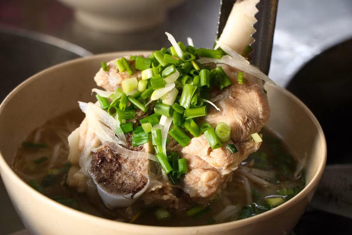Giò chìa sau khi đã được chọn kỹ lưỡng sẽ được mang về sơ chế sạch, ninh nhừ trong nồi nước dùng. Khi thưởng thức, thịt chìa như tan ra trong miệng nhưng vẫn kịp cảm nhận độ mềm thơm, dai sựt của thịt hầm vừa tới. Ảnh Internet