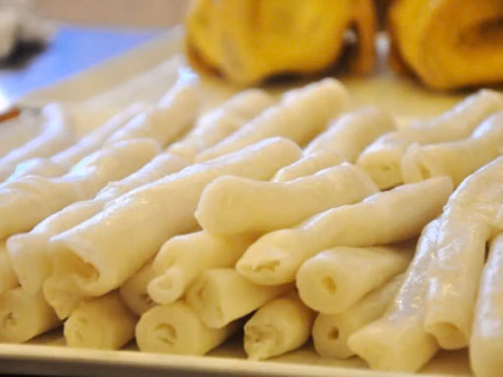 Mỗi chiếc bánh sẽ được cuốn thành cuộn dài, chặt tay nhưng vẫn giữ được độ mềm dẻo quẹo, hương vị thơm ngon khi được chấm cùng với nước mắm pha riêng của vùng đất Quảng Ninh. Ảnh Internet