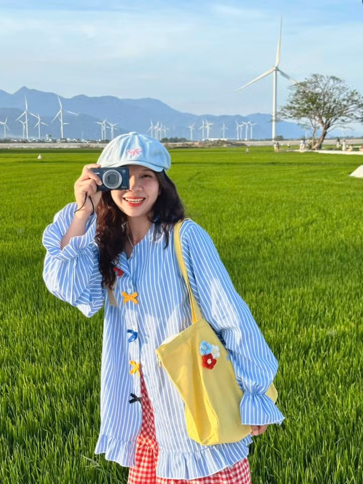 Không chỉ đơn thuần là một công trình năng lượng, cánh đồng điện gió Đầm Nại chính là điểm dừng chân lý tưởng cho những ai muốn tận hưởng không gian thanh bình và ghi lại khoảnh khắc mùa màng trong năm. Ảnh Bích Ngọc
